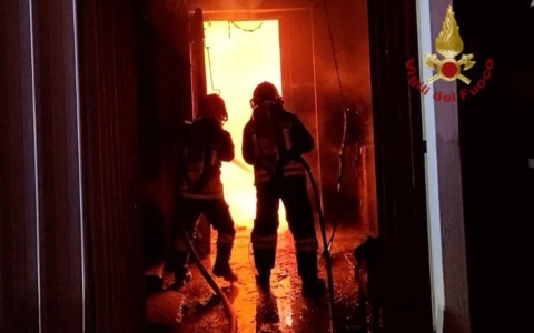 Arezzo, incendio in un’azienda orafa durante la notte