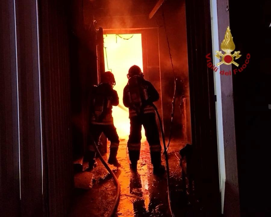 Arezzo, incendio in un’azienda orafa durante la notte