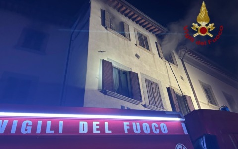 Fiamme in camera da letto, appartamento dichiarato inagibile