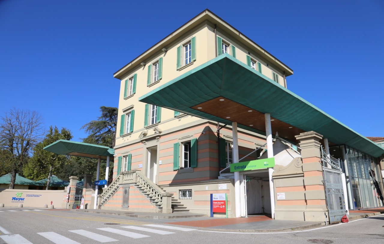 Bambino di 10 anni cade dal secondo piano di un edificio