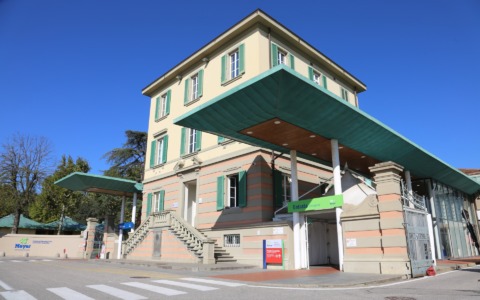 Bambino di 10 anni cade dal secondo piano di un edificio