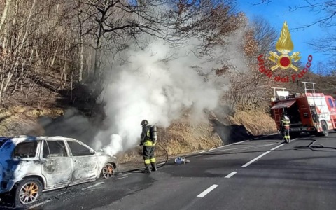 Incendio di un’auto devasta il sottobosco