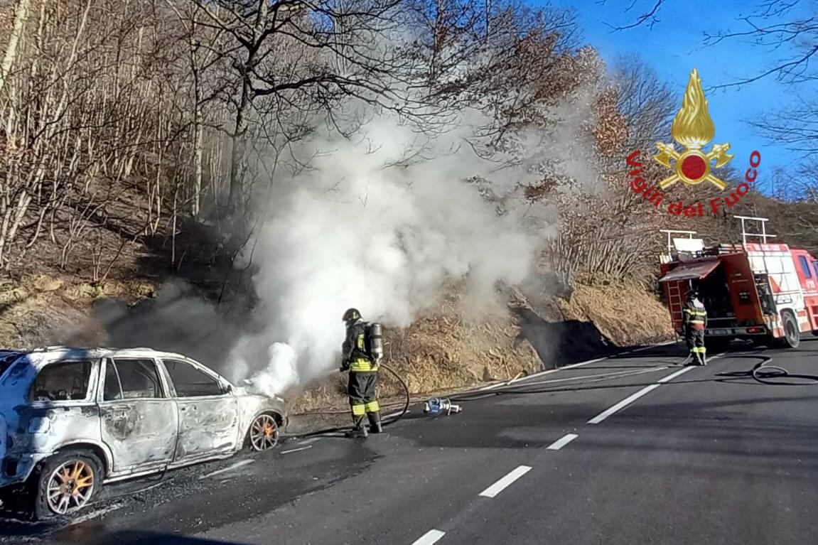 Incendio di un’auto devasta il sottobosco
