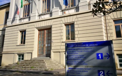 Risarcimento di 100.000 euro per una donna caduta in un tombino non segnalato ad Arezzo