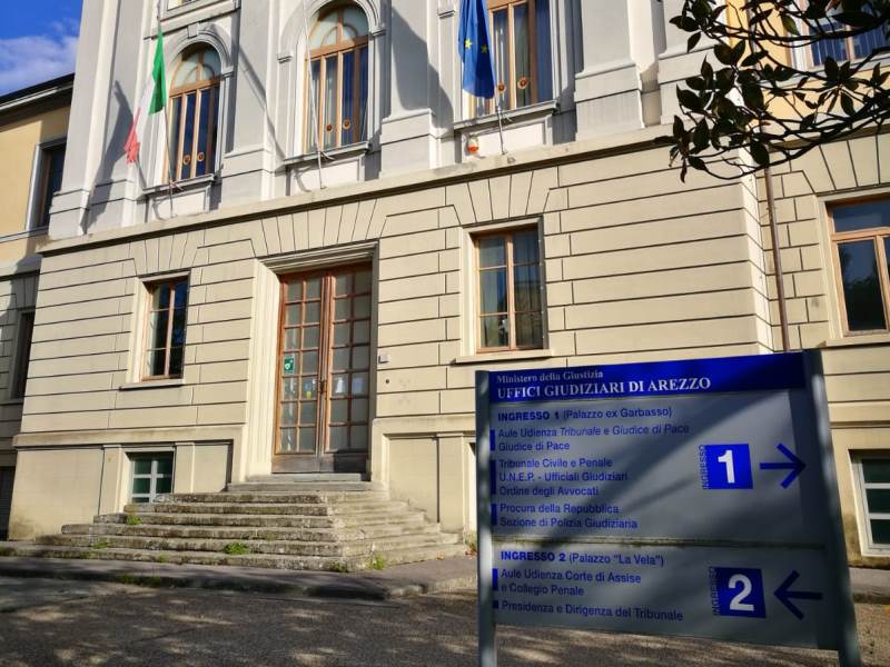 Risarcimento di 100.000 euro per una donna caduta in un tombino non segnalato ad Arezzo