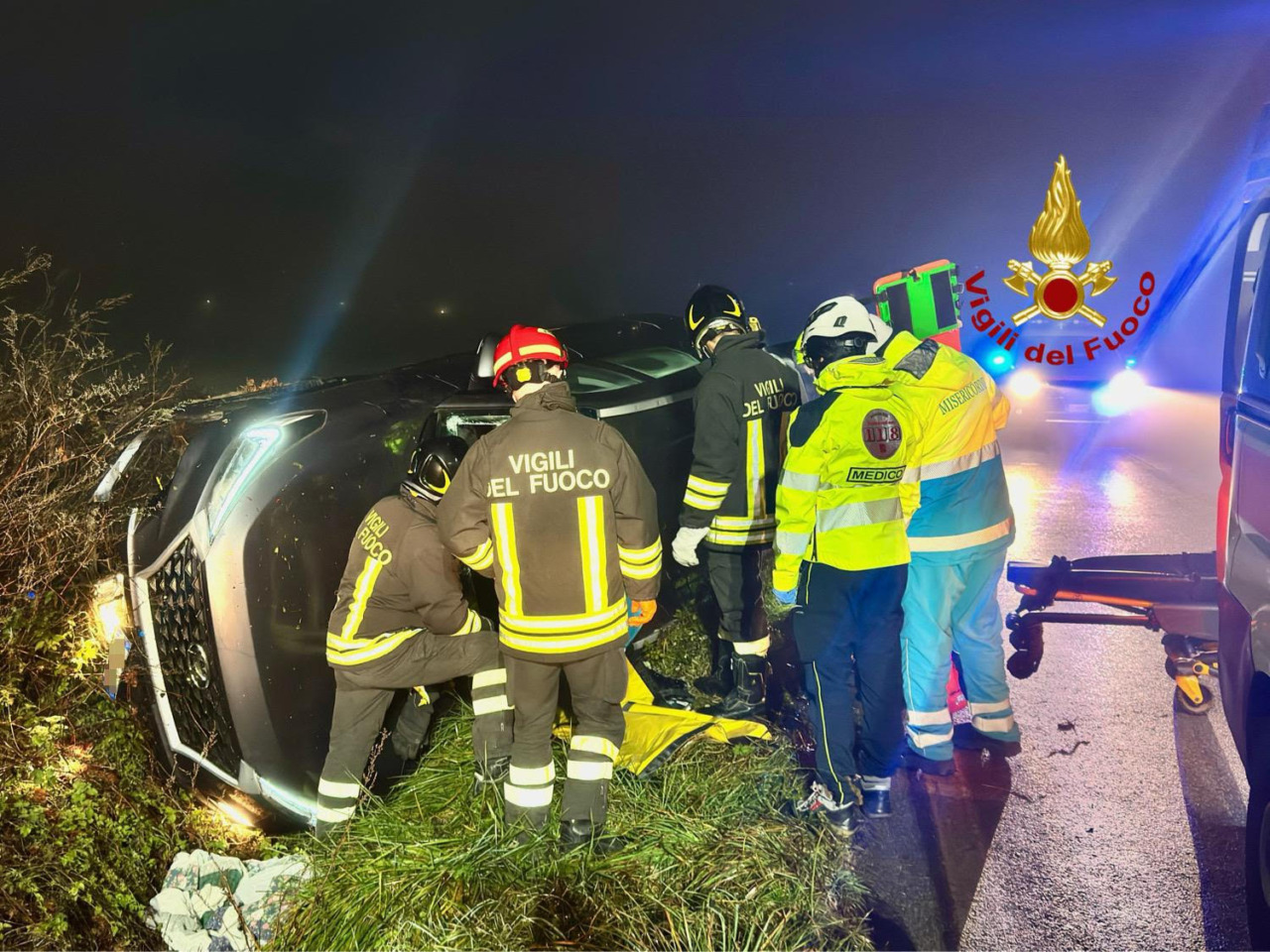 Uomo estratto da auto ribaltata in un incidente