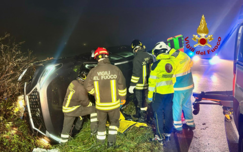 Uomo estratto da auto ribaltata in un incidente
