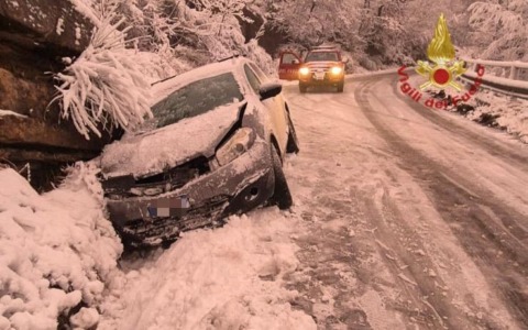 Emergenza neve nell’aretino: soccorsi per auto bloccate