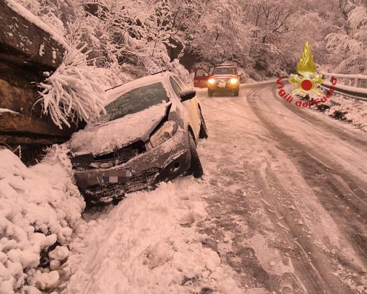 Emergenza neve nell’aretino: soccorsi per auto bloccate