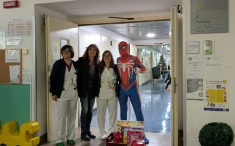 Spiderman regala sorrisi ai piccoli pazienti dell’ospedale del Valdarno
