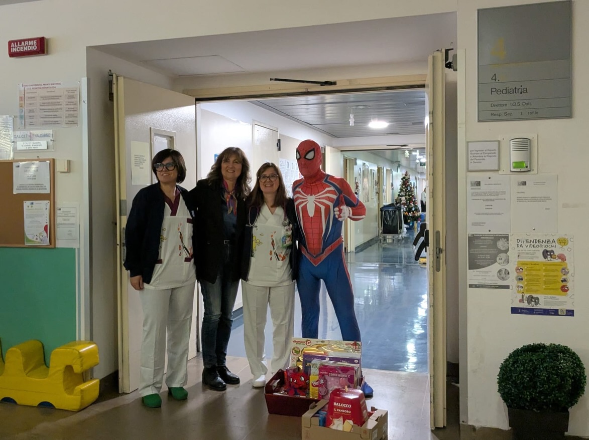 Spiderman regala sorrisi ai piccoli pazienti dell’ospedale del Valdarno
