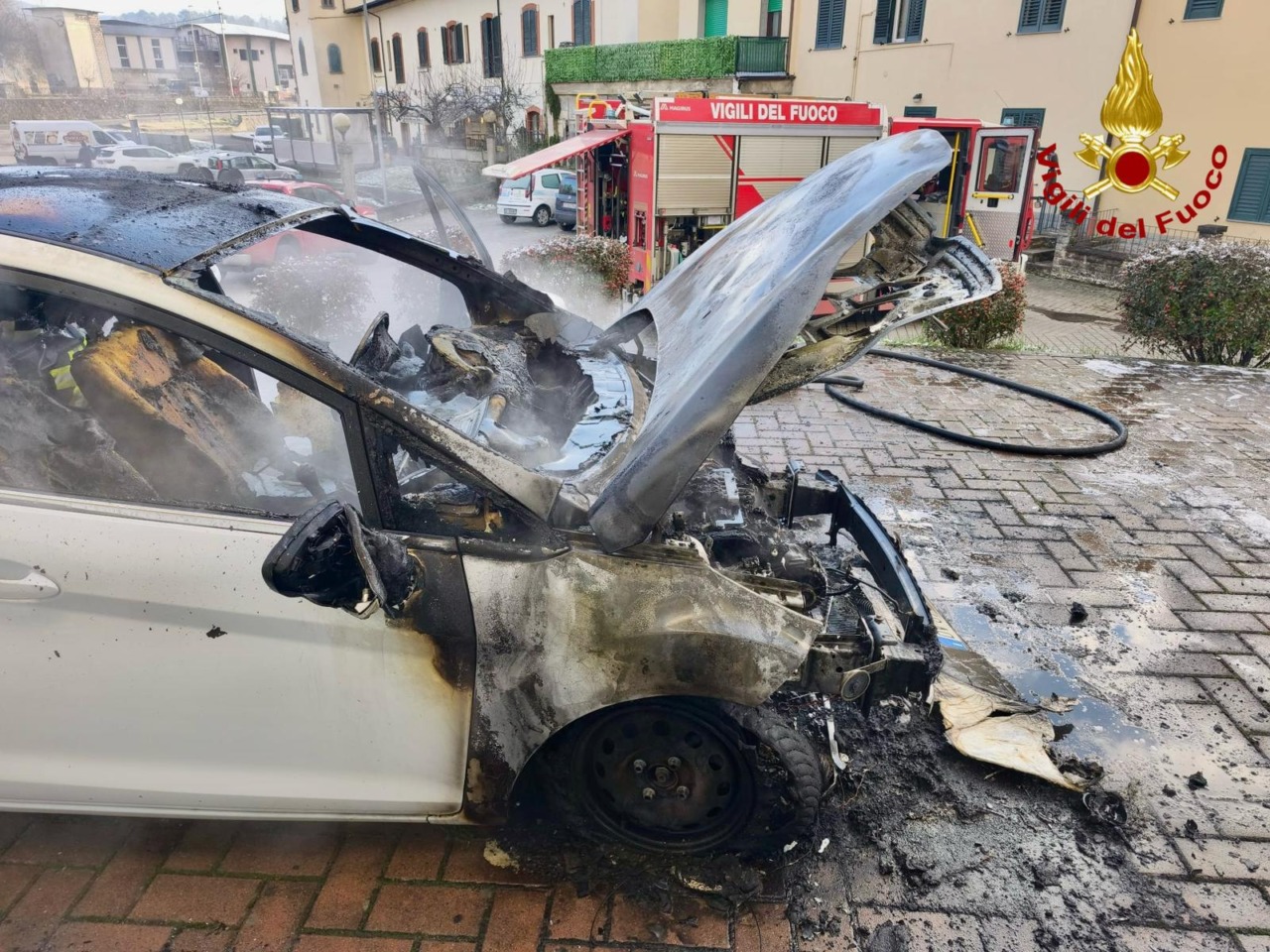 Vigili del Fuoco salvano conducente da auto in fiamme