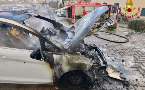 Vigili del Fuoco salvano conducente da auto in fiamme