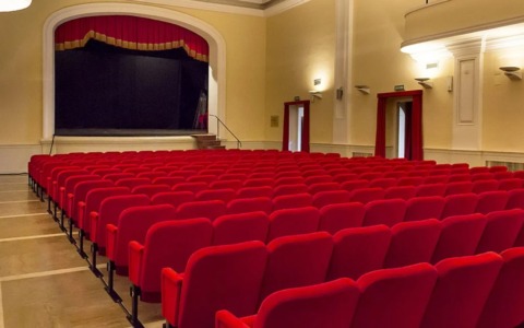 Barbara Foria presenta “Basta un filo di rossetto” al Teatro Cavriglia