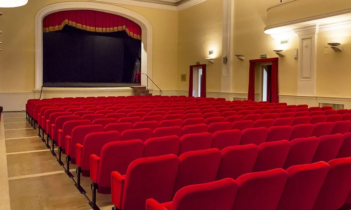 Barbara Foria presenta “Basta un filo di rossetto” al Teatro Cavriglia