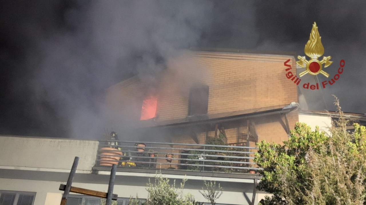Incendio in un appartamento ad Arezzo: tre intossicati