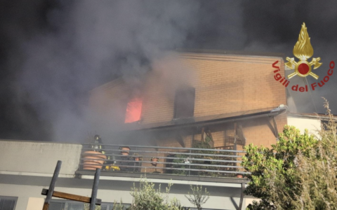 Incendio in un appartamento ad Arezzo: tre intossicati