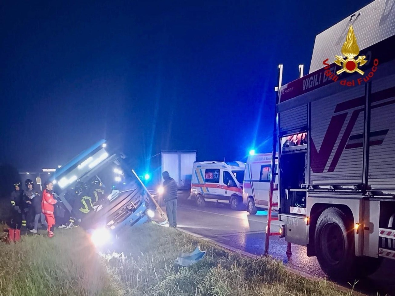 Incidente stradale in provincia d’Arezzo: autobus si ribalta dopo scontro con un camion