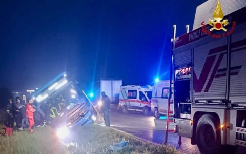 Incidente stradale in provincia d’Arezzo: autobus si ribalta dopo scontro con un camion