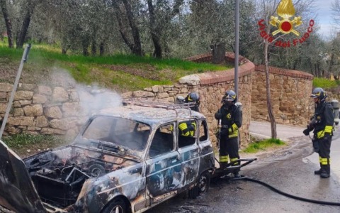 Monte San Savino (Arezzo), incendio distrugge un’auto a Gpl