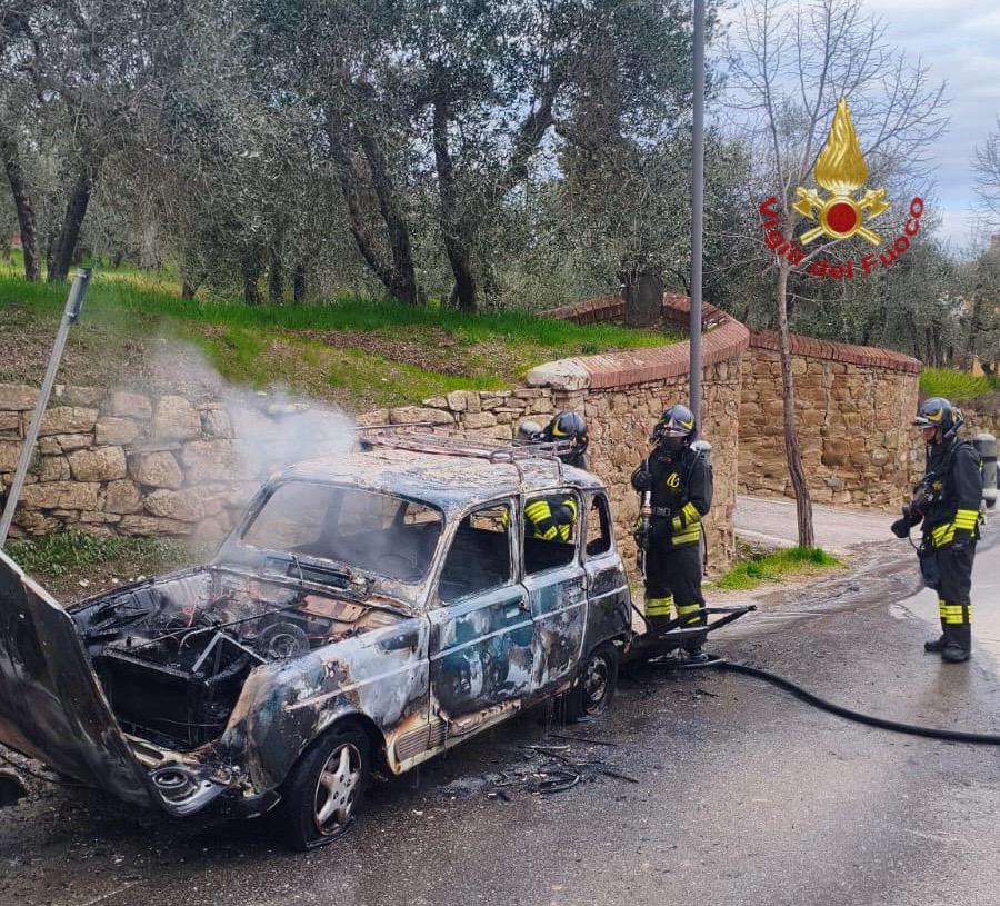 Monte San Savino (Arezzo), incendio distrugge un’auto a Gpl
