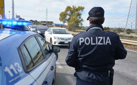 Sparatoria e fuga nei campi: paura sull’A1