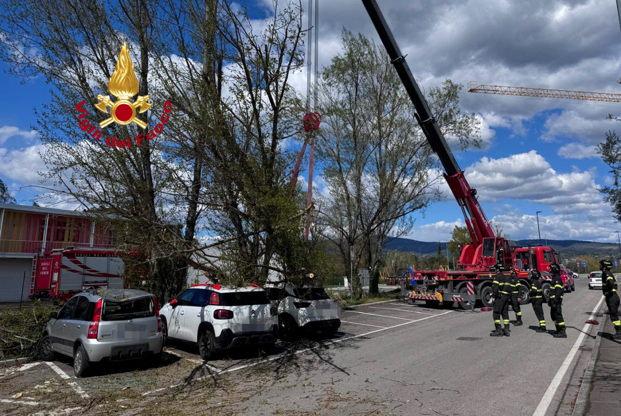 Forte vento provoca crolli ad Empoli e Arezzo, ferita una donna