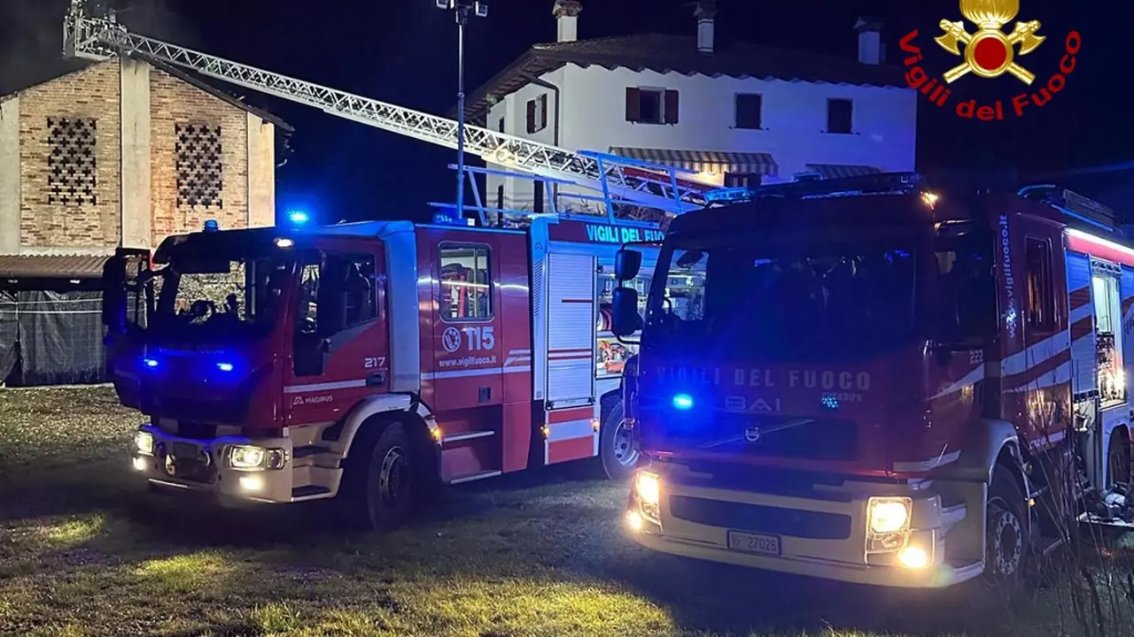 Incendio avvolge una sala da ballo a San Giovanni Valdarno