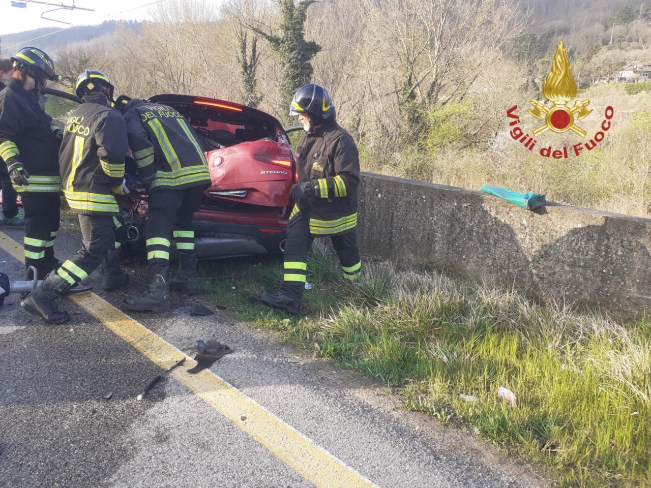Incidente ad Arezzo: scontro tra camion e auto, soccorsi in azione
