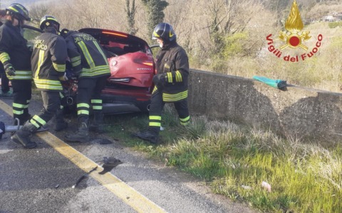 Incidente ad Arezzo: scontro tra camion e auto, soccorsi in azione