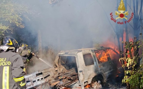 Incidente stradale ad Arezzo: un 71enne perde la vita in auto in fiamme