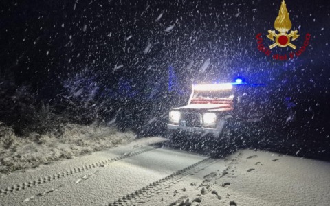 Vigili del Fuoco salvano una donna bloccata sulla Consuma durante la tempesta di neve