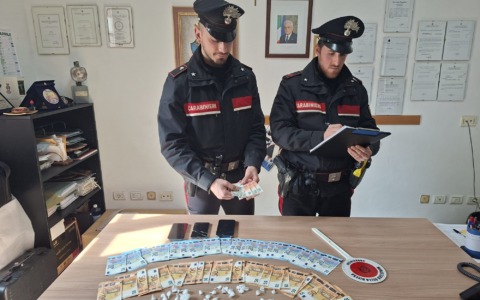Arrestato un 20enne con 49 dosi di cocaina grazie a un clacson “silenzioso”