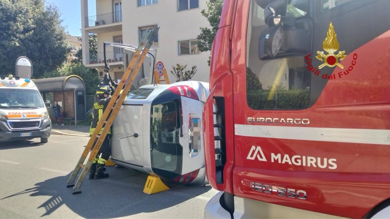 Conducente ferito dopo ribaltamento dell’auto