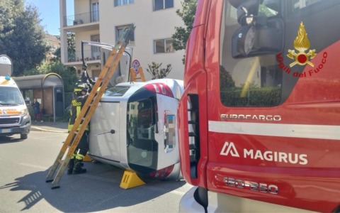 Conducente ferito dopo ribaltamento dell’auto