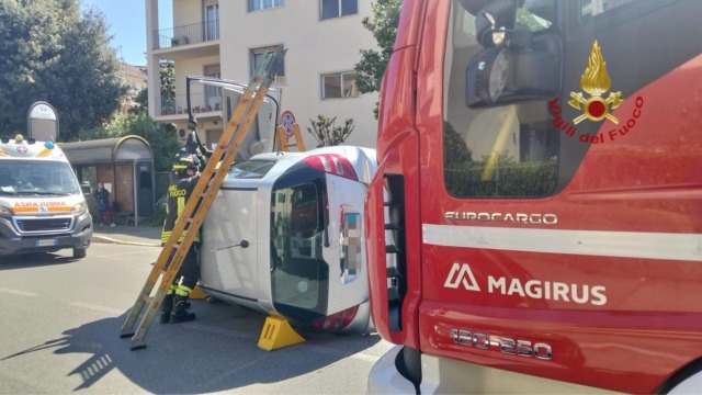 Conducente ferito dopo ribaltamento dell’auto