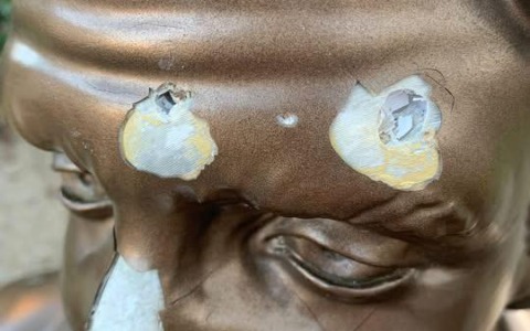 Statua di Francesco Nuti vandalizzata a Cavriglia