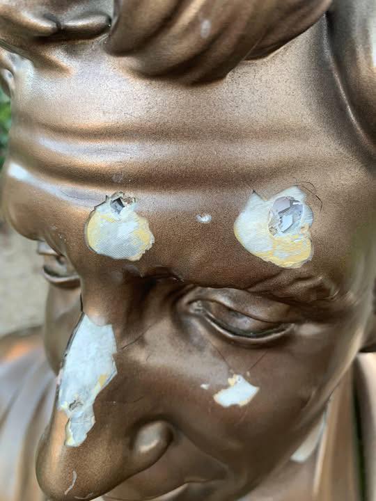 Statua di Francesco Nuti vandalizzata a Cavriglia